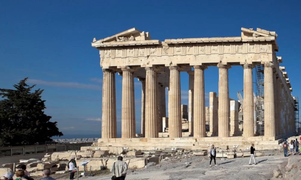 Ντροπή! Μετατρέπουν την Ακρόπολη σε πασαρέλα του Dior